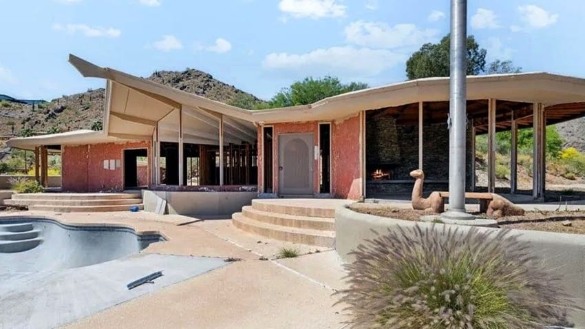  Futuristic Fixer-Upper: Rare Googie Architecture in Arizona Available for $2.4M