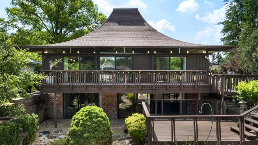  Frank Lloyd Wright Protege Designed This Illinois Home With a Beautiful Pagoda Roof