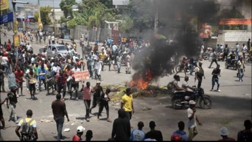  Haitian police teargas protesters against gang violence